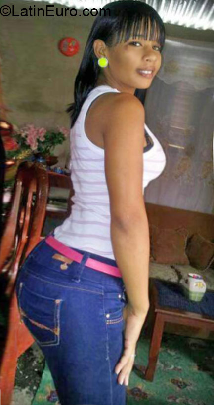 Date this nice looking Dominican Republic girl Amalfi from Santo Domingo DO22069