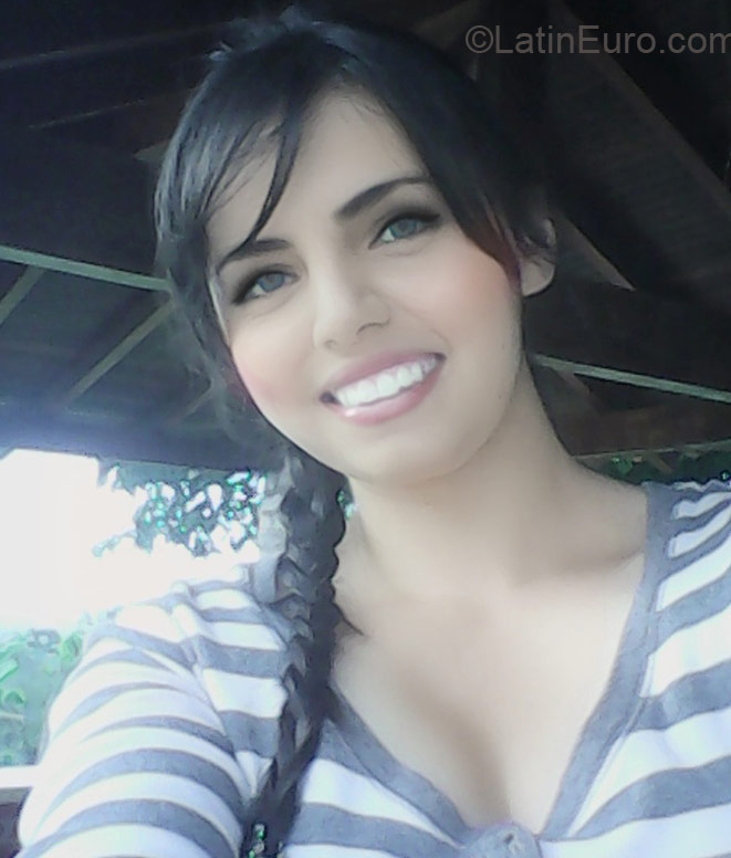 Date this sensual Colombia girl Lorena from Bucaramanga CO17458