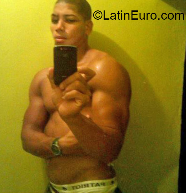 Date this athletic Dominican Republic man Franklin from Santo Domingo DO22294