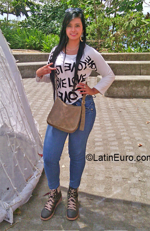Date this attractive Colombia girl Lucero Jessica from Manizales CO17516