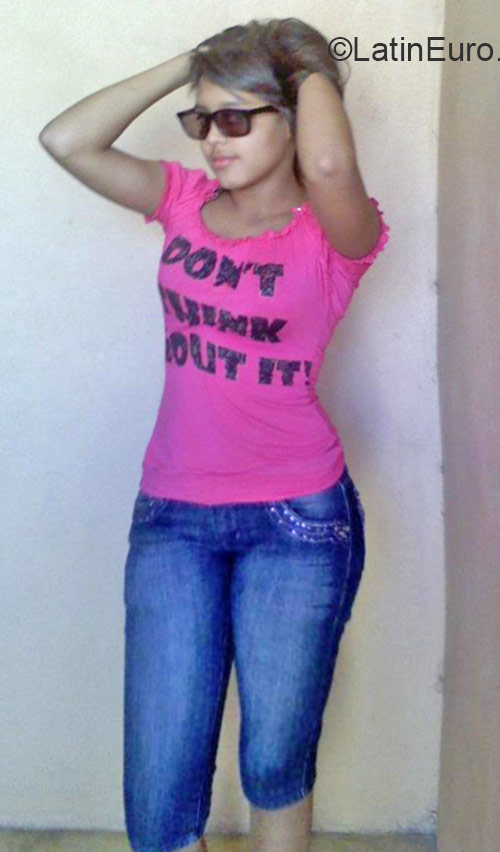 Date this funny Dominican Republic girl Karina from Santo Domingo DO22418