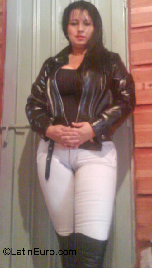 Date this attractive Colombia girl Lina from Bogota CO17586