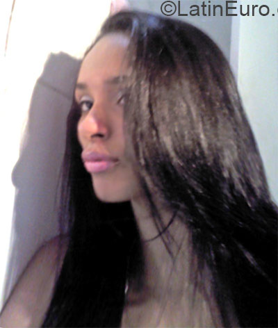 Date this sultry Brazil girl Suellen from Rio De Janeiro BR9362