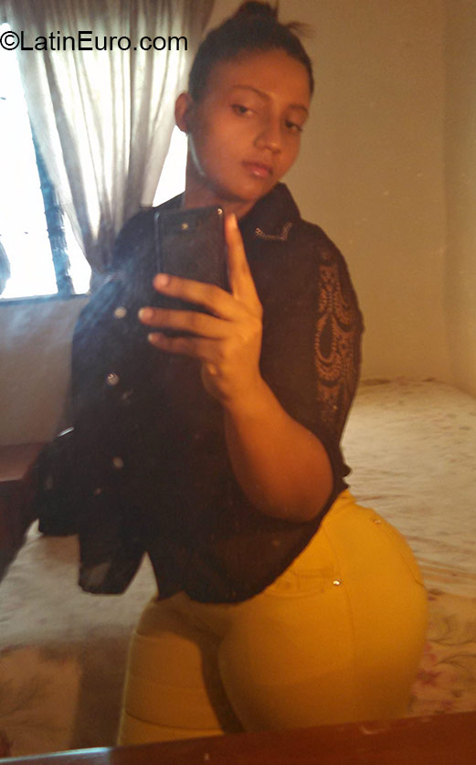 Date this nice looking Dominican Republic girl Yira from Santo Domingo DO22447