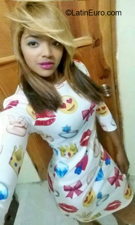 Date this sultry Dominican Republic girl Karol from Santo Domingo DO22450