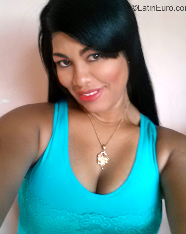 Date this hard body Dominican Republic girl Yeriaty from Santiago DO22469
