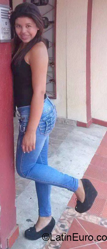 Date this nice looking Colombia girl Karina from Bucaramanga CO17668