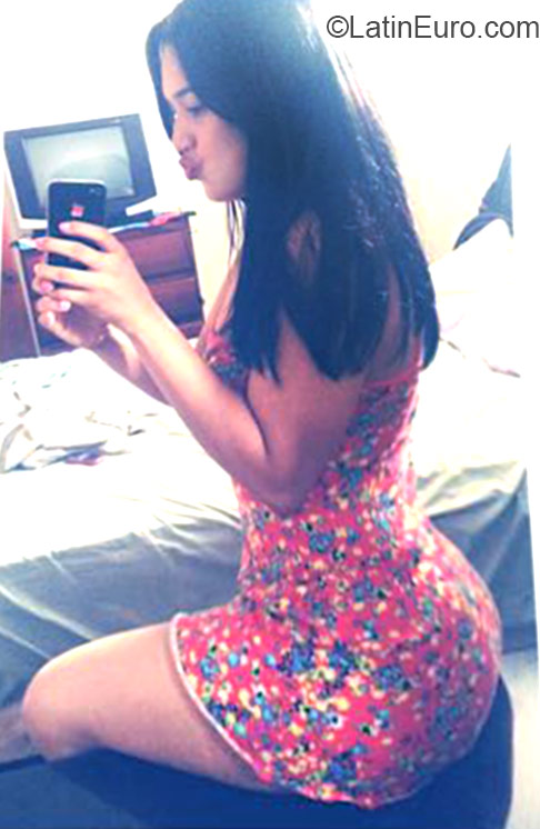 Date this pretty Dominican Republic girl Carla from Santiago DO22613