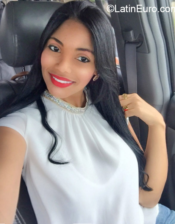 Date this attractive Dominican Republic girl Perla from Santo Domingo DO22629