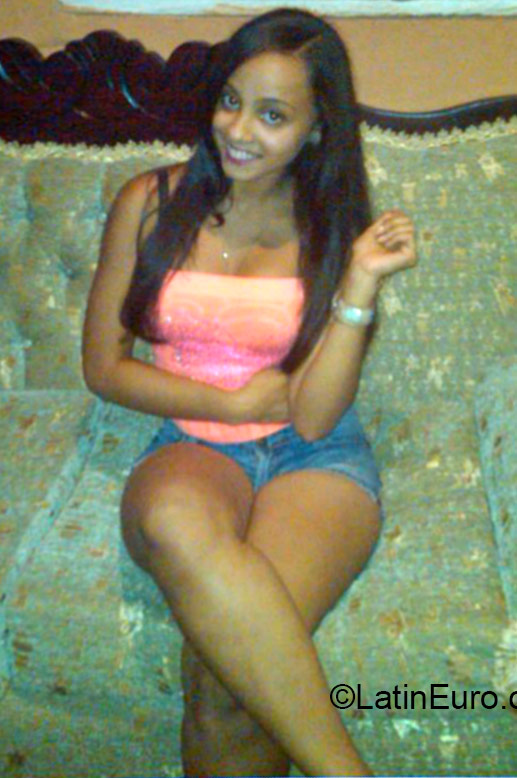 Date this foxy Dominican Republic girl Noemi from Santiago DO22638