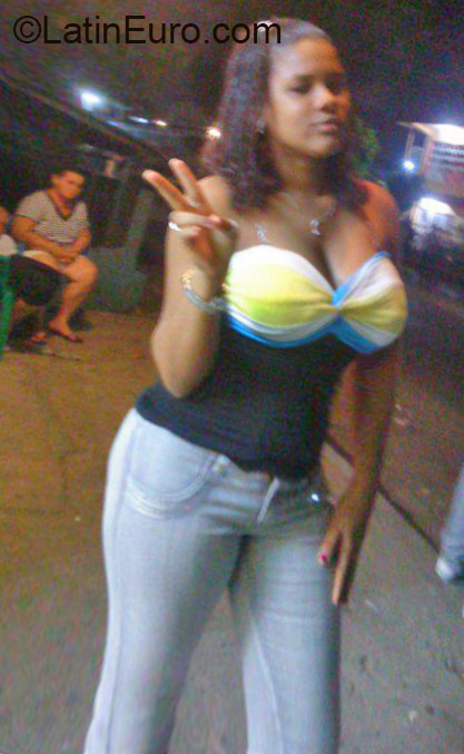Date this foxy Dominican Republic girl Indhiria from Santo Domingo DO22686