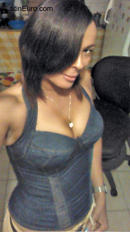 Date this nice looking Dominican Republic girl Mari from San Pedro De Macoris DO22711