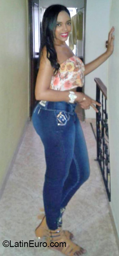 Date this hot Colombia girl Nahomy from Cali CO17748
