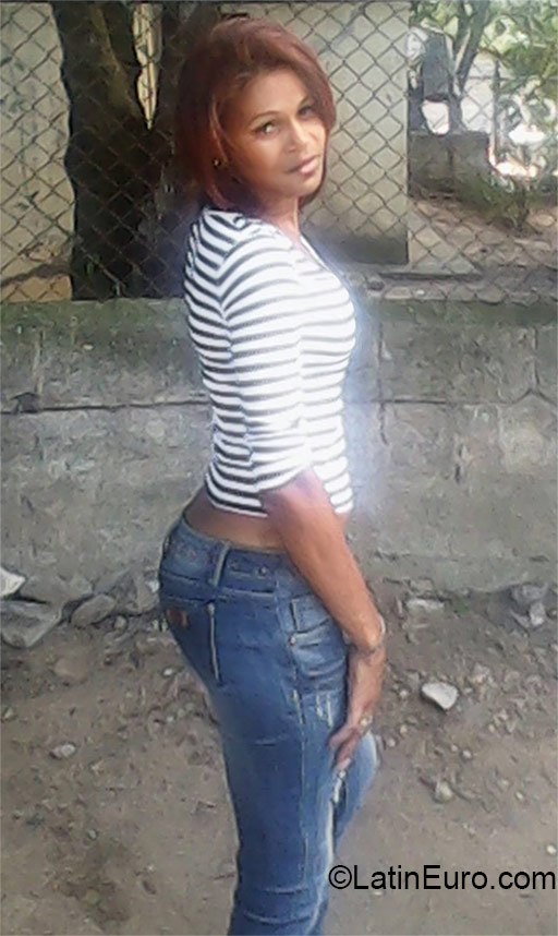 Date this foxy Dominican Republic girl Yisaura from Santiago DO22754