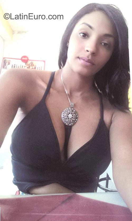 Date this pretty Dominican Republic girl Carlina from San francisco de macoris DO22883