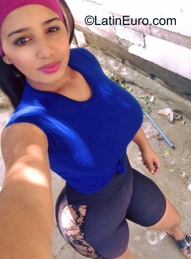Date this stunning Dominican Republic girl Illeana from Santo Domingo DO23113
