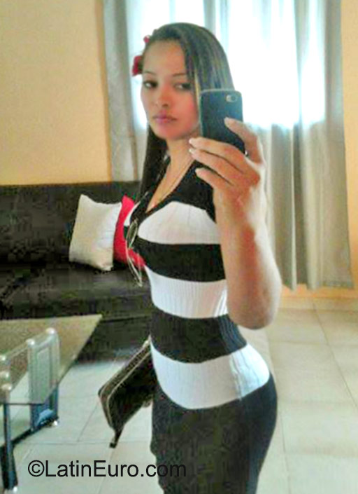 Date this charming Dominican Republic girl Yinet from Santo Domingo DO23138