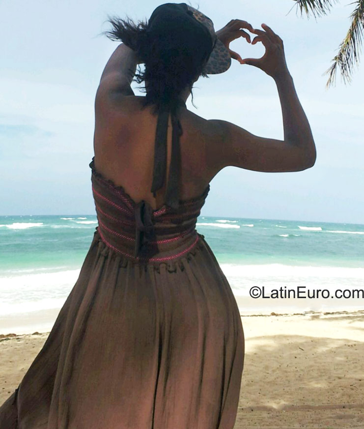 Date this stunning Dominican Republic girl Rainia from Santo Domingo DO23188