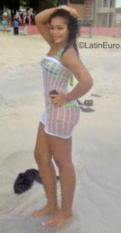 Date this gorgeous Dominican Republic girl Carolina from Santo Domingo DO23301