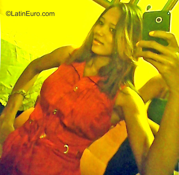 Date this stunning Dominican Republic girl Yiselle from Santo Domingo DO23358