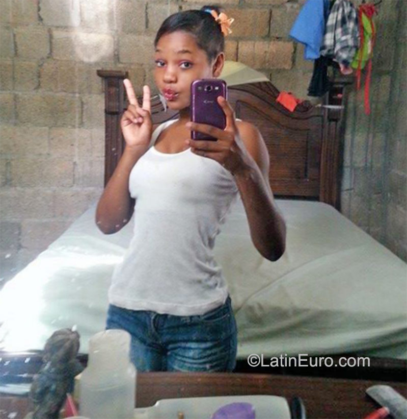 Date this good-looking Dominican Republic girl Isabel from Santo Domingo DO23425