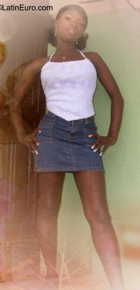 Date this sultry Dominican Republic girl Victoria from Santo Domingo DO23623