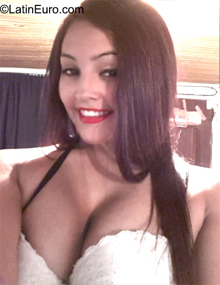 Date this voluptuous Colombia girl Camila from Manizales CO18130