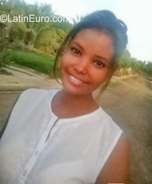Date this nice looking Dominican Republic girl Zuleika from Santo Domingo DO23580