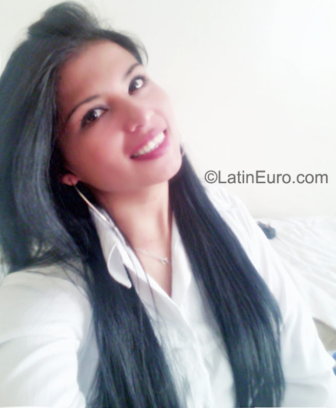 Date this happy Colombia girl Danna from Bogota CO18165