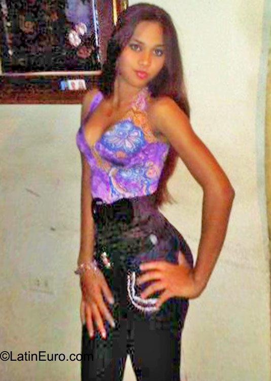Date this nice looking Dominican Republic girl Andrea from Santo Domingo DO23633