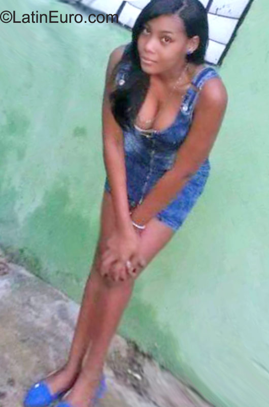 Date this foxy Dominican Republic girl Mariel from Santo Domingo DO23665