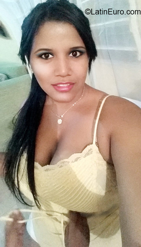 Date this voluptuous Dominican Republic girl Heidie from Santiago DO23706