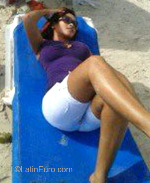 Date this happy Dominican Republic girl Rosy from Azua DO23729