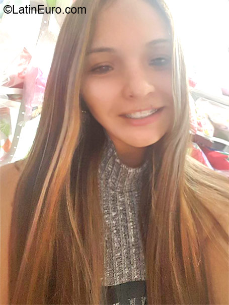 Date this attractive Colombia girl Camila from Pereira CO18267