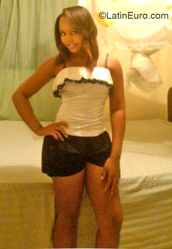 Date this charming Dominican Republic girl Shenell from Santo Domingo DO25149