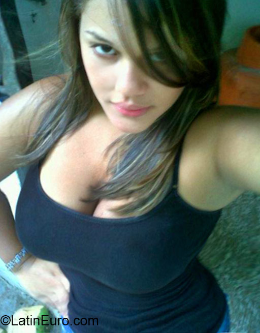 Date this nice looking Dominican Republic girl Massiel from La Vega DO24056