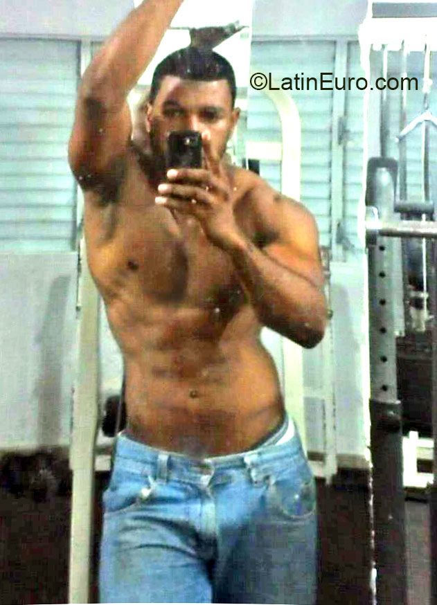 Date this young Dominican Republic man Scott from Santo Domingo DO24070