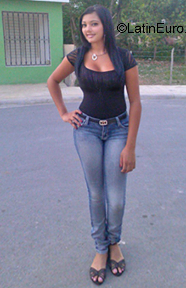 Date this pretty Dominican Republic girl Darlen from Santo Domingo DO24076