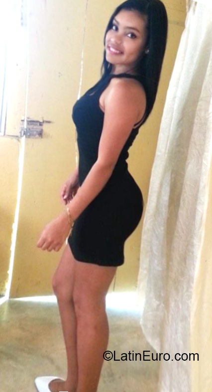 Date this nice looking Dominican Republic girl Deysie from Barahona DO24185
