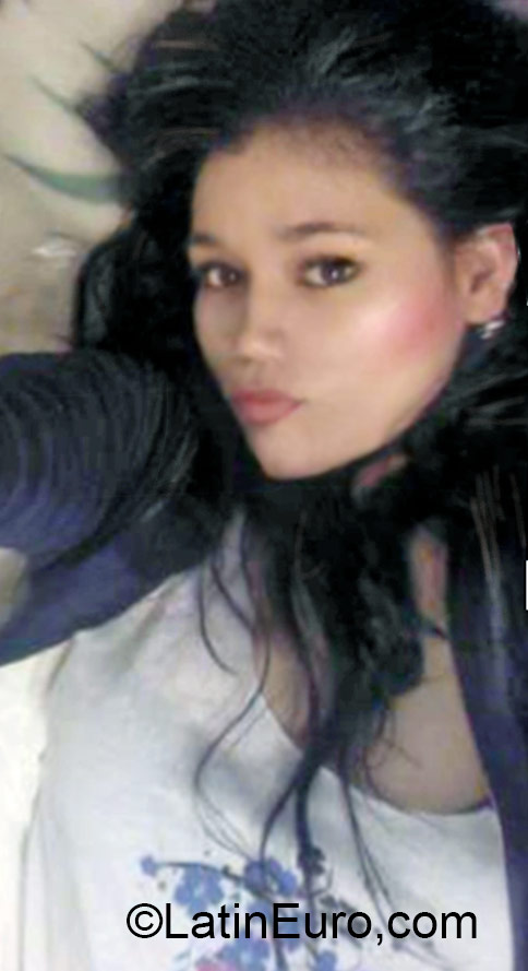 Date this attractive Colombia girl Stefania from Bogota CO18385
