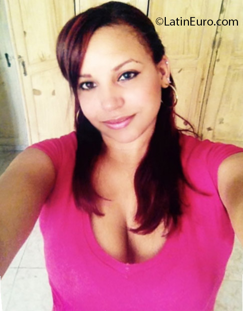 Date this attractive Dominican Republic girl Caro from Santiago DO24977
