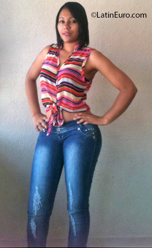 Date this hot Dominican Republic girl Yesenia from Santo Domingo DO25001