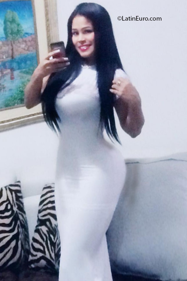 Date this voluptuous Colombia girl Paola from Cali CO18697