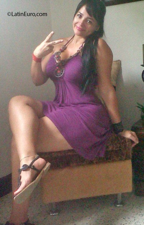 Date this attractive Colombia girl Genny from Cali CO18772