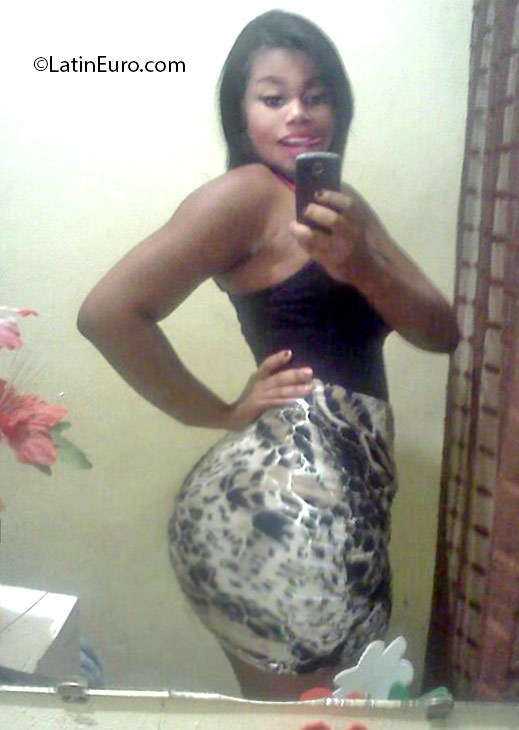 Date this foxy Dominican Republic girl Sarah from Santo Domingo DO25407