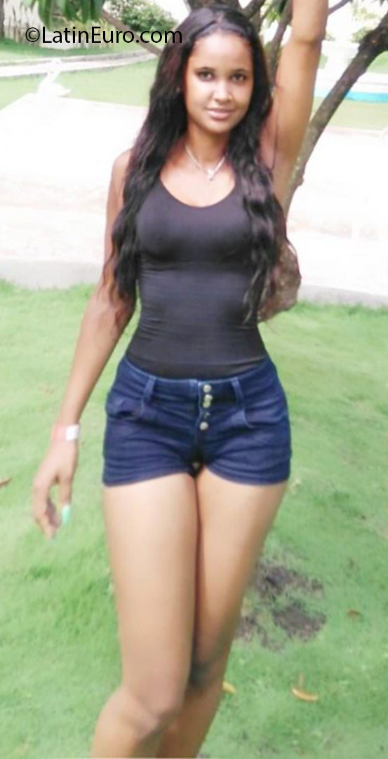 Date this fun Dominican Republic girl Nikaury from Santo Domingo DO25429