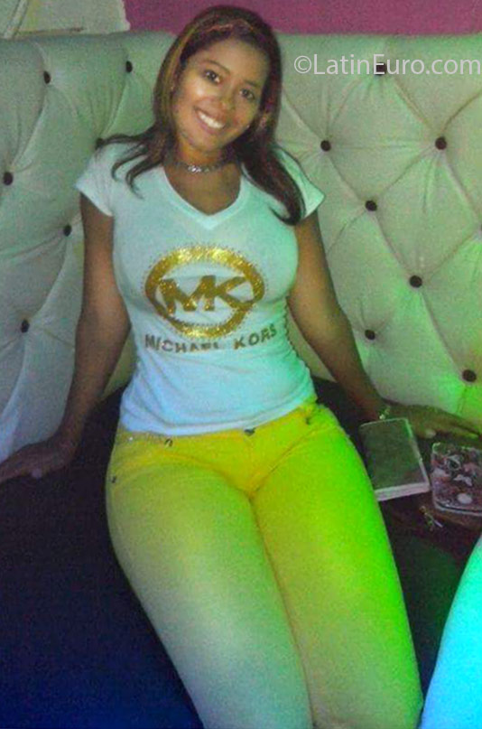 Date this nice looking Dominican Republic girl Indhira24 from Santo Domingo DO25469