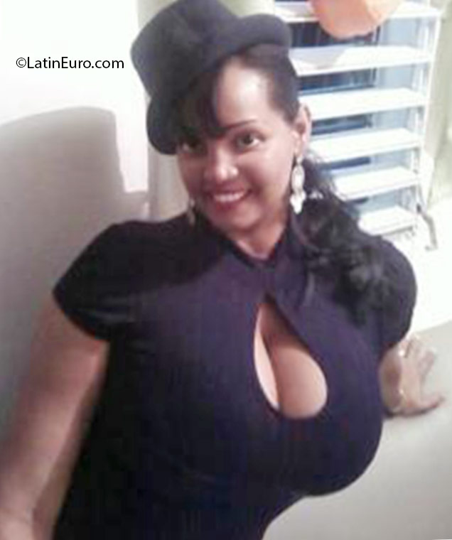 Date this sensual Dominican Republic girl Aida from Santiago DO25842
