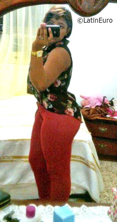 Date this foxy Dominican Republic girl Laura from Santo Domingo DO25940