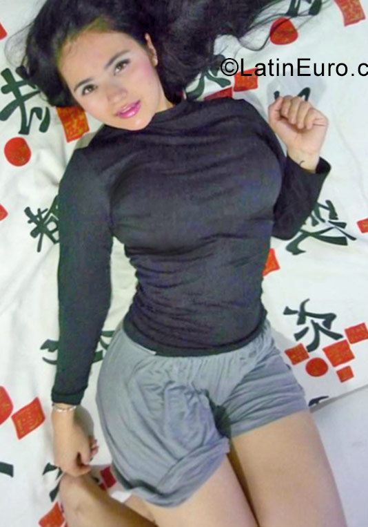 Date this foxy Colombia girl Deisy from medellin CO19029